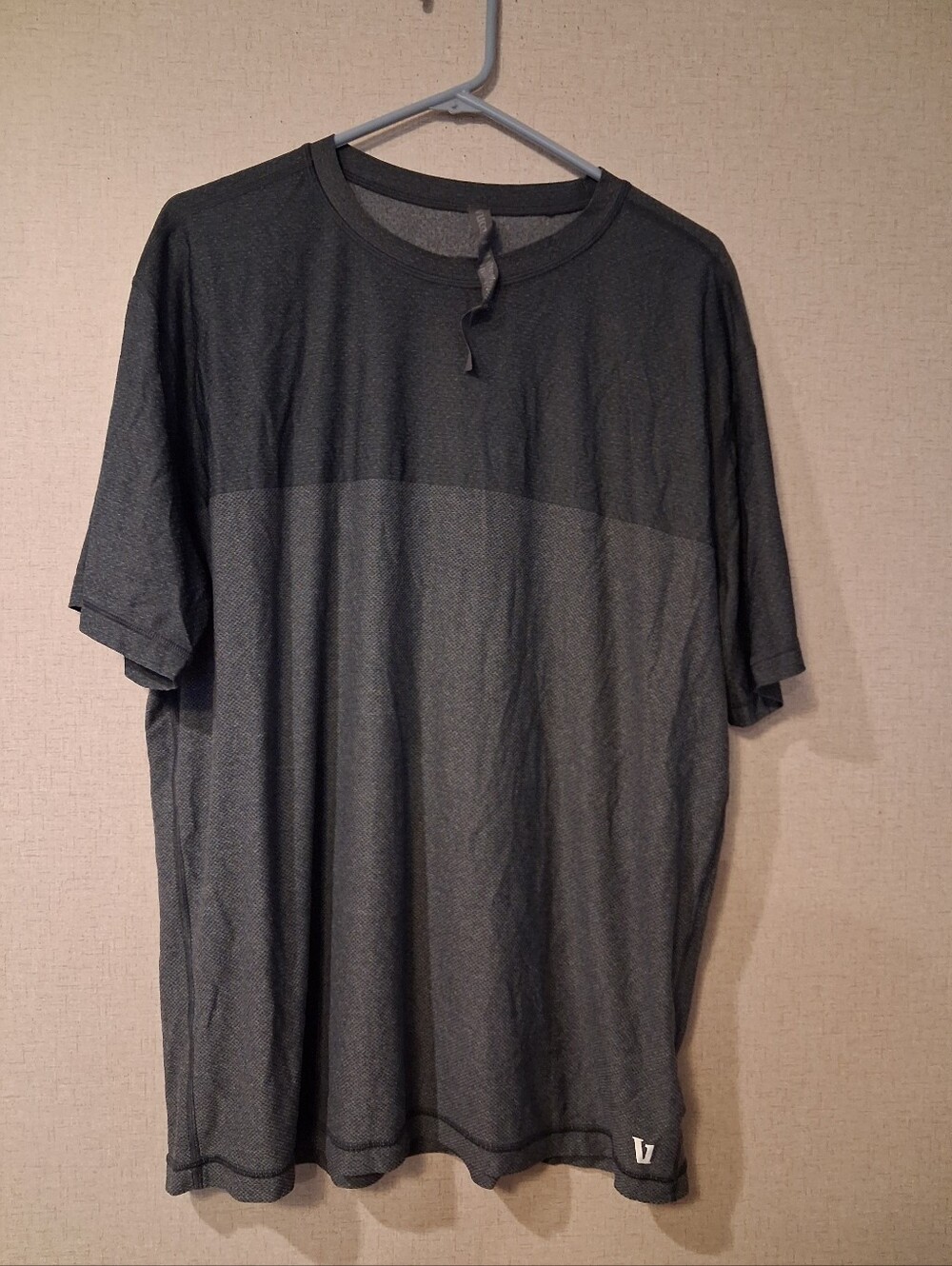 Vuori Tradewind Performance Tee And Gray  in Heathered Quartz Sz XXL